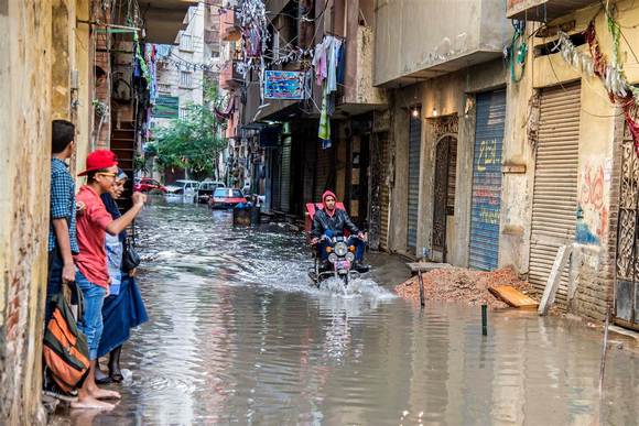 151029-flooding-egypt-mbm-02_5b463752c096d1da5b89e379a1043ac7.nbcnews-ux-2880-1000