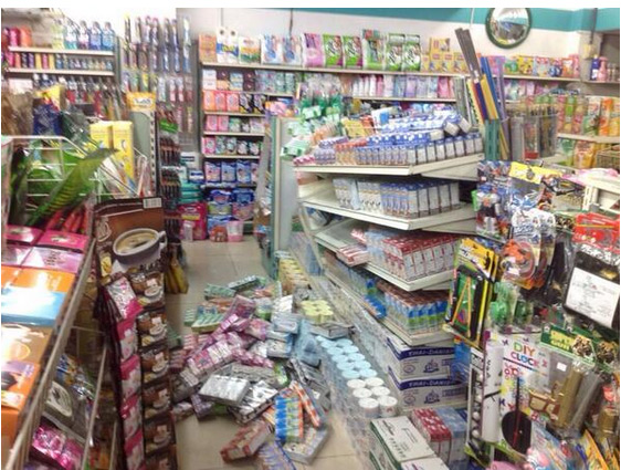 สภาพร้านค้าที่ อ.เกาะคา จ.ลำปาง หลังเหตุแผ่นดินไหว (ภาพจากทวิตเตอร์ @ugiiteiw)